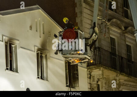 Mindestens sieben Feuerwehrfahrzeuge und eine Mobile Kommandoeinheit besuchen ein Feuer in der Lyceum Tavern auf dem Strand mit: Ansicht wo: London, Vereinigtes Königreich bei: 06 Sep 2015 Stockfoto