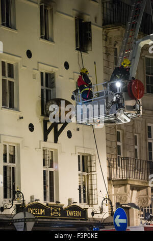 Mindestens sieben Feuerwehrfahrzeuge und eine Mobile Kommandoeinheit besuchen ein Feuer in der Lyceum Tavern auf dem Strand mit: Ansicht wo: London, Vereinigtes Königreich bei: 06 Sep 2015 Stockfoto