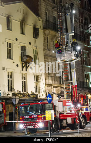 Mindestens sieben Feuerwehrfahrzeuge und eine Mobile Kommandoeinheit besuchen ein Feuer in der Lyceum Tavern auf dem Strand mit: Ansicht wo: London, Vereinigtes Königreich bei: 06 Sep 2015 Stockfoto