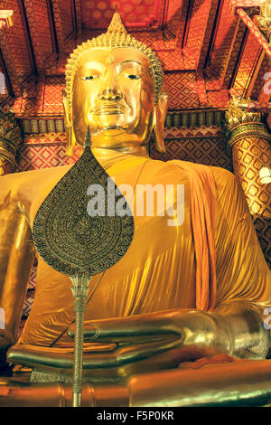 Die größte Buddha-Statue, Wat Phanan Choeng in Ayutthaya. Stockfoto