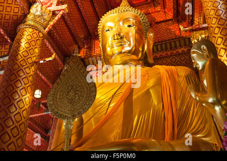 Die größte Buddha-Statue, Wat Phanan Choeng in Ayutthaya. Stockfoto