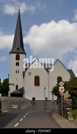 Evangelische Kirche St. Peter, im spätgotischen Stil erbaut und im Jahre 1491 abgeschlossen wurde, in der Stadt Traben, Deutschland. Stockfoto