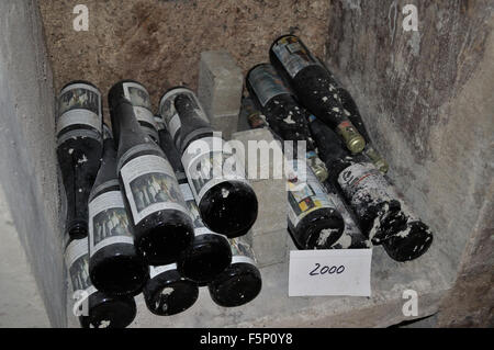 Flaschen Wein in den Kellern der deutschen Weingut gespeichert. Stockfoto