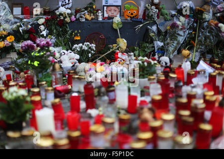 Berlin, Deutschland. 7. November 2015. Kerzen und Blumen werden vor das Bild eines getöteten 4-j hrige bosnischen jungen am State Office of Health und Wohlfahrt LaGeSo in Berlin, Deutschland, am 7. November 2015 gesehen. Parteiführer der deutschen Regierungskoalition haben Pläne für besondere Registrierung Zentren für Flüchtlinge in Deutschland, mit dem Ziel, für die Asylverfahren beschleunigen, die kaum eine Chance auf Asyl bekommen haben am Donnerstag vereinbart. © Zhang Fan/Xinhua/Alamy Live-Nachrichten Stockfoto