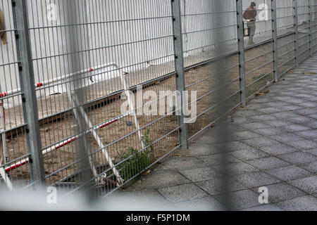 Berlin, Deutschland. 7. November 2015. Ein Mann erzählt über sein Handy vor einem Zelt am State Office of Health und Wohlfahrt LaGeSo in Berlin, Deutschland, am 7. November 2015. Parteiführer der deutschen Regierungskoalition haben Pläne für besondere Registrierung Zentren für Flüchtlinge in Deutschland, mit dem Ziel, für die Asylverfahren beschleunigen, die kaum eine Chance auf Asyl bekommen haben am Donnerstag vereinbart. © Zhang Fan/Xinhua/Alamy Live-Nachrichten Stockfoto