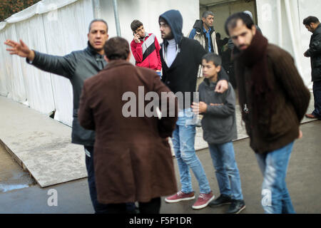 Berlin, Deutschland. 7. November 2015. Menschen versammeln sich vor einem Zelt am State Office of Health und Wohlfahrt LaGeSo in Berlin, Deutschland, am 7. November 2015. Parteiführer der deutschen Regierungskoalition haben Pläne für besondere Registrierung Zentren für Flüchtlinge in Deutschland, mit dem Ziel, für die Asylverfahren beschleunigen, die kaum eine Chance auf Asyl bekommen haben am Donnerstag vereinbart. © Zhang Fan/Xinhua/Alamy Live-Nachrichten Stockfoto