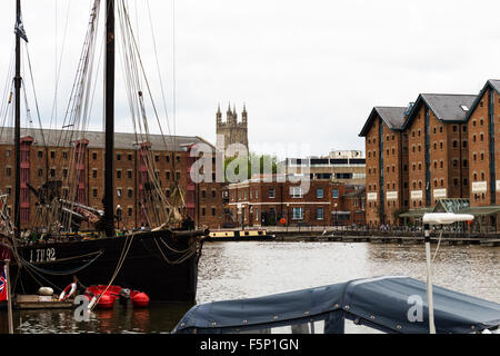 Gloucester Docks, seine viktorianischen Hallen und Wharf an einem bewölkten Tag. Die Kathedrale im Hintergrund zu sehen Stockfoto