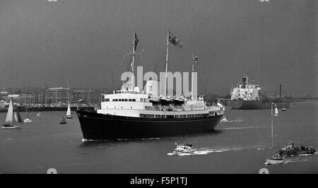 AJAX-NEWS-FOTOS. 1979. PORTSMOUTH, ENGLAND. -KÖNIGLICHE YACHT - DIE ROYAL YACHT BRITANNIA MIT H.M.QUEEN ELIZABETH II IN ANGRIFF GENOMMEN, DEN HAFEN VERLÄSST, AUF DEM WEG ZU DEN WESTLICHEN INSELN FOTO: JONATHAN EASTLAND/AJAX REF: 79 1 Stockfoto