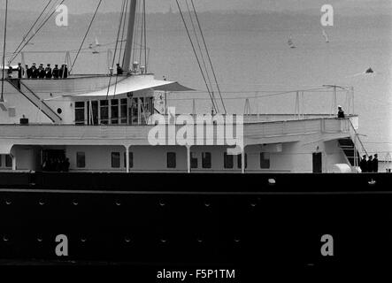 AJAX-NEWS-FOTOS. 1979. PORTSMOUTH, ENGLAND. -KÖNIGLICHE YACHT - DIE ROYAL YACHT BRITANNIA MIT H.M.QUEEN ELIZABETH II IN ANGRIFF GENOMMEN WINKEN UFER MASSEN VOM OBERDECK, VERLÄSST DEN HAFEN AUF DEM WEG ZU DEN WESTLICHEN INSELN FOTO: JONATHAN EASTLAND/AJAX REF: 79 2 Stockfoto