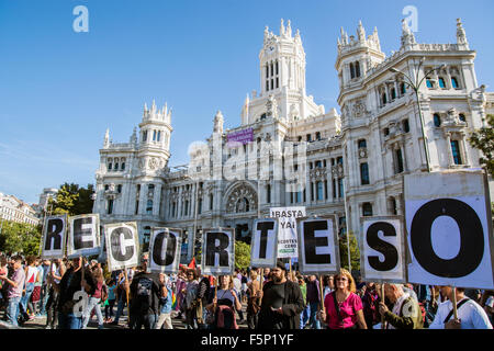 Madrid, Spanien. 7. November 2015. Menschen protestieren mit Bannern, die während einer Demonstration gegen geschlechtsspezifische Gewalt "Null Kürzungen" liest. Hunderttausende Menschen beitreten, an der Demonstration in Madrid gegen häusliche Gewalt als geschlechtsspezifischer Verbrechen stieg in diesem Jahr. Bildnachweis: Marcos del Mazo/Pacific Press/Alamy Live-Nachrichten Stockfoto