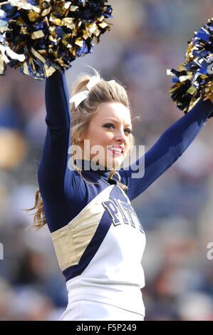 Pittsburgh, PA, USA. 7. November 2015. Pitt Cheerleader während der Notre Dame Vs Pitt Panthers spielen bei Heinz Field in Pittsburgh, PA. Jason Pohuski/CSM/Alamy Live-Nachrichten Stockfoto