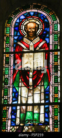 Glasmalerei-Fenster Darstellung eines katholischen Heiligen und der Bibel in der Basilika San Isidoro in León Stockfoto