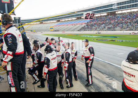 Ft. Worth, TX, USA. 7. November 2015. Ft. Worth, TX - 7. November 2015: Die NASCAR Xfinity Serie Team von Brad Keselowski (22) feiert nach dem Gewinn der O'Reilly Auto-Teile-Challenge im Discount Tire Ford auf dem Texas Motor Speedway in ft. Worth, TX. Bildnachweis: Csm/Alamy Live-Nachrichten Stockfoto