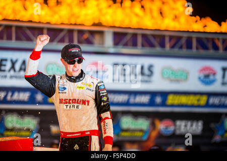 Ft. Worth, TX, USA. 7. November 2015. Ft. Worth, TX - 7. November 2015: Brad Keselowski (22) feiert nach dem Gewinn der O'Reilly Auto-Teile-Challenge im Discount Tire Ford auf dem Texas Motor Speedway in ft. Worth, TX. Bildnachweis: Csm/Alamy Live-Nachrichten Stockfoto