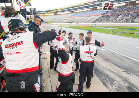 Ft. Worth, TX, USA. 7. November 2015. Ft. Worth, TX - 7. November 2015: Die NASCAR Xfinity Serie Team von Brad Keselowski (22) feiert nach dem Gewinn der O'Reilly Auto-Teile-Challenge im Discount Tire Ford auf dem Texas Motor Speedway in ft. Worth, TX. Bildnachweis: Csm/Alamy Live-Nachrichten Stockfoto