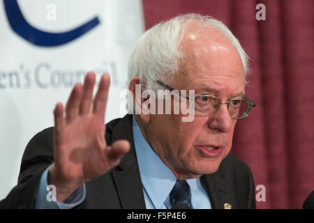 Demokratische Präsidentschaftskandidat Senator Bernie Sanders befasst sich mit der 2015 südlichen Regionaltagung der Föderation der demokratischen Frauen an der Winthrop University 7. November 2015 in Rock Hill, South Carolina. Stockfoto