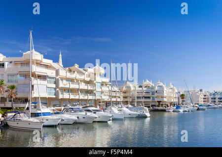 Luxus-Appartements, Yachten und Cruiser vertäut Ouside die Luxus-Appartements in den Hafen von Benalmadena, Costa del Sol, Spanien Stockfoto