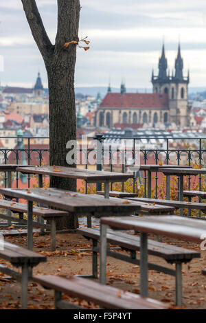 Leerer Biergarten in Herbststadt Blick auf die Tyn-Kirche in der Altstadt von Prag Letna Park Tschechische Republik Herbst Stockfoto