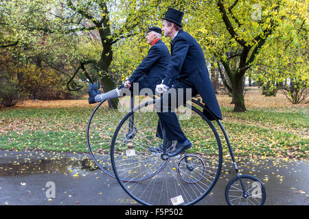 Leute in einem traditionellen Penny Farthing Fahrradrennen. Teilnehmer in historischen Kostümen Tschechische Republik Stockfoto
