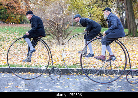 Drei Männer bei einem traditionellen Penny Farthing-Radrennen. Teilnehmer in historischen Kostümen gekleidet, Prager Letna Park Herbst Tschechische Republik aktives Altern Stockfoto