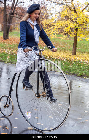 Frau im traditionellen Penny Farthing Fahrradrennen. Prag Letna Park Tschechische Republik Frau Fahrrad Vintage Stockfoto