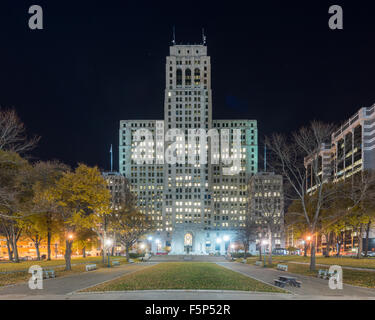 Albany, New York - 3. November 2015: Alfred E. Smith Building in Albany, New York bei Nacht. Das Art-Déco-Hochhaus hat 34 stori Stockfoto