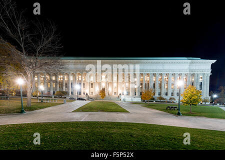 New York State Education Department Building in Albany, New York bei Nacht. Stockfoto