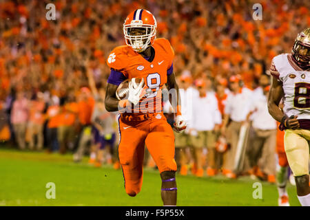 Clemson Tigers Wide Receiver Deon Cain (8) fängt einen Bildschirm-Pass und läuft 38 Yards zum Touchdown während der NCAA Football-Spiel zwischen Florida State und Clemson im Death Valley in Clemson, SC. David Bräutigam/CSM Stockfoto