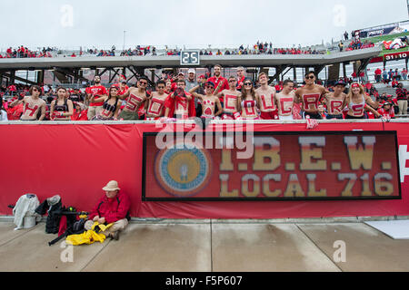 Houston, Texas, USA. 7. November 2015. Houston Cougars Fans vor der NCAA Football-Spiel zwischen die Cincinnati Bearcats und die University of Houston Cougars im TDECU Stadion in Houston, Texas. Trask Smith/CSM/Alamy Live-Nachrichten Stockfoto