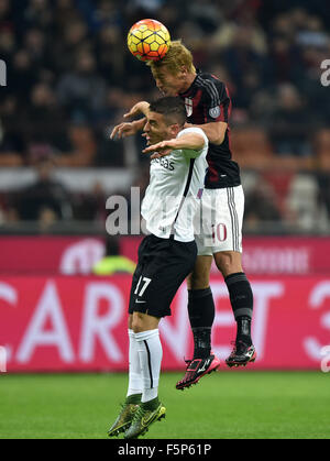 Mailand, Italien. 7. November 2015. Keisuke Honda (R) des AC Milan wetteifert mit Carlos Carmona Atalanta während ihrer Saison 2015 / 16 Serie A Spiel in Mailand, Italien, am 7. November 2015. Das Spiel mit 0: 0 Unentschieden endete. Bildnachweis: Alberto Lingria/Xinhua/Alamy Live-Nachrichten Stockfoto