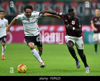 Mailand, Italien. 7. November 2015. M' Baye Niang (R) des AC Milan wetteifert mit Cristian Raimondi von Atalanta während ihrer Saison 2015 / 16 Serie A Spiel in Mailand, Italien, am 7. November 2015. Das Spiel mit 0: 0 Unentschieden endete. Bildnachweis: Alberto Lingria/Xinhua/Alamy Live-Nachrichten Stockfoto