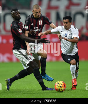 Mailand, Italien. 7. November 2015. M' Baye Niang (L), Luca Antonelli (C) AC Mailand wetteifern mit Maxi Moralez Atalanta während ihrer Saison 2015 / 16 Serie A Spiel in Mailand, Italien, am 7. November 2015. Das Spiel mit 0: 0 Unentschieden endete. Bildnachweis: Alberto Lingria/Xinhua/Alamy Live-Nachrichten Stockfoto