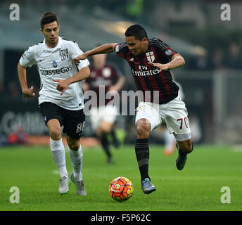 Mailand, Italien. 7. November 2015. Carlos Bacca (R) des AC Milan wetteifert mit Alberto Grassi von Atalanta während ihrer Saison 2015 / 16 Serie A Spiel in Mailand, Italien, am 7. November 2015. Das Spiel mit 0: 0 Unentschieden endete. Bildnachweis: Alberto Lingria/Xinhua/Alamy Live-Nachrichten Stockfoto