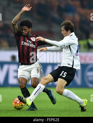 Mailand, Italien. 7. November 2015. Luiz Adriano (L) des AC Milan wetteifert mit Marten De Roon von Atalanta während ihrer Saison 2015 / 16 Serie A Spiel in Mailand, Italien, am 7. November 2015. Das Spiel mit 0: 0 Unentschieden endete. Bildnachweis: Alberto Lingria/Xinhua/Alamy Live-Nachrichten Stockfoto