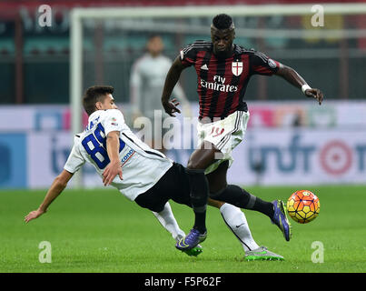 Mailand, Italien. 7. November 2015. M' Baye Niang (R) des AC Milan wetteifert mit Alberto Grassi von Atalanta während ihrer Saison 2015 / 16 Serie A Spiel in Mailand, Italien, am 7. November 2015. Das Spiel mit 0: 0 Unentschieden endete. Bildnachweis: Alberto Lingria/Xinhua/Alamy Live-Nachrichten Stockfoto