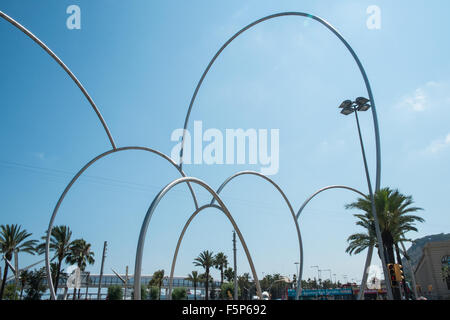 Skulptur "Einsen" setzt sich aus sieben Stahlrohre des Künstlers Andreu Alfaro, Les Drassanes Square, Barcelona, Katalonien, Spanien Stockfoto