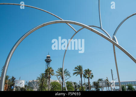 Skulptur "Einsen" setzt sich aus sieben Stahlrohre des Künstlers Andreu Alfaro, Les Drassanes Square, Barcelona, Katalonien, Spanien Stockfoto