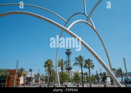 Skulptur "Einsen" setzt sich aus sieben Stahlrohre des Künstlers Andreu Alfaro, Les Drassanes Square, Barcelona, Katalonien, Spanien Stockfoto