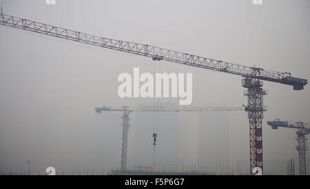 Shenyang. 8. November 2015. Foto aufgenommen am 8. November 2015 zeigt Smog gehüllten Innenstadt von Shenyang, Liaoning Provinz Nordost-China. Die Stadt berichtet, dass schwere Luftverschmutzung am Sonntag bei der Lektüre der PM2, 5 bei 07:00 864 wurde. Bildnachweis: Yang Qing/Xinhua/Alamy Live-Nachrichten Stockfoto