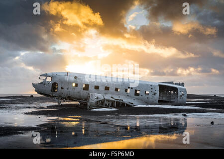 Überreste eines Flugzeugs DC3 die nde auf Abeach in Island zum Absturz Stockfoto