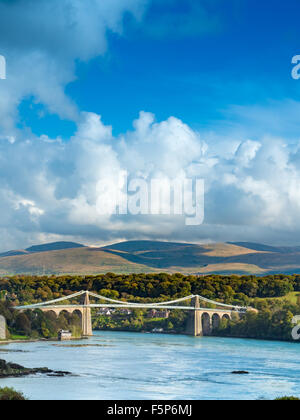 Thoma Telfords Menai Bridge überspannt die Menai Straits zwischen Bangor und Angelesey, Nordwales Stockfoto