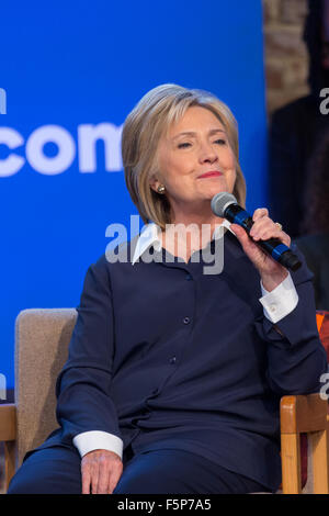 Demokratischen Präsidentschaftskandidaten Hillary Rodham Clinton lächelt während einer Diskussion über Fragen wichtig, Afro-Amerikaner an der historischen schwarzen Claflin Universität 7. November 2015 in Orangeburg, South Carolina. Stockfoto