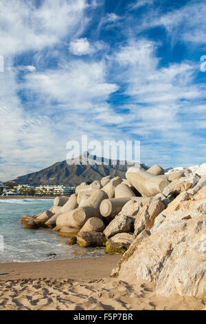 Blick auf La Concha Berg auf He Costa Del Sol, Spanien vom Strand in Puerto Banus Stockfoto