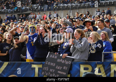 Pittsburgh, PA, USA. 7. November 2015. Pitt-Fans während der Notre Dame Vs Pitt Panthers spielen bei Heinz Field in Pittsburgh, PA. Jason Pohuski/CSM/Alamy Live-Nachrichten Stockfoto