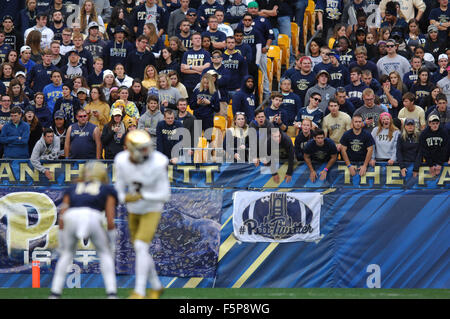 Pittsburgh, PA, USA. 7. November 2015. Pitt-Fans während der Notre Dame Vs Pitt Panthers spielen bei Heinz Field in Pittsburgh, PA. Jason Pohuski/CSM/Alamy Live-Nachrichten Stockfoto