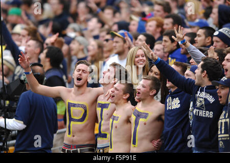 Pittsburgh, PA, USA. 7. November 2015. Pitt-Fans während der Notre Dame Vs Pitt Panthers spielen bei Heinz Field in Pittsburgh, PA. Jason Pohuski/CSM/Alamy Live-Nachrichten Stockfoto