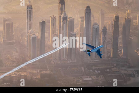 Peking, China. 8. November 2015. Von Emirates Airlines am 5. November 2015 veröffentlichte Foto zeigt Menschen mit Jet Wings fliegt mit einem Airbus A380-Flugzeuge über den Himmel von Dubai, Vereinigte Arabische Emarites ausgestattet. © Xinhua/Alamy Live-Nachrichten Stockfoto