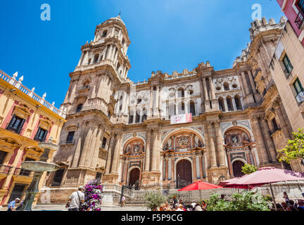 Hauptportal der Kathedrale von Málaga mit der 84 Meter hohe Nordturm und der unvollendeten Südturm Stockfoto