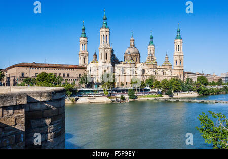 Spanien, Aragon, Zaragoza, Ansicht des Barock Basilika-Kathedrale unserer lieben Frau von der Säule über den Ebro-Fluss Stockfoto