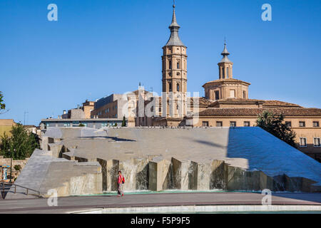 Spanien, Aragon, Zaragoza, Fuente De La Hispanidad am Plaza Pilar symbolisiert der hispanischen Welt. Stockfoto